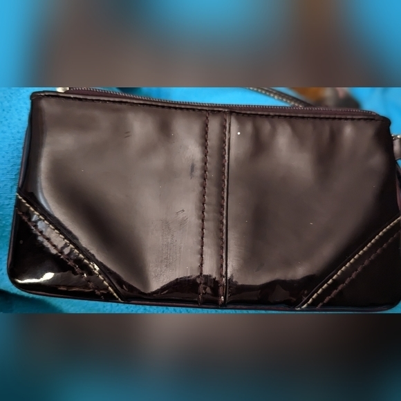 EUC Coach maroon patent leather wristlet zip top black cloth interior, charm - Picture 5 of 6